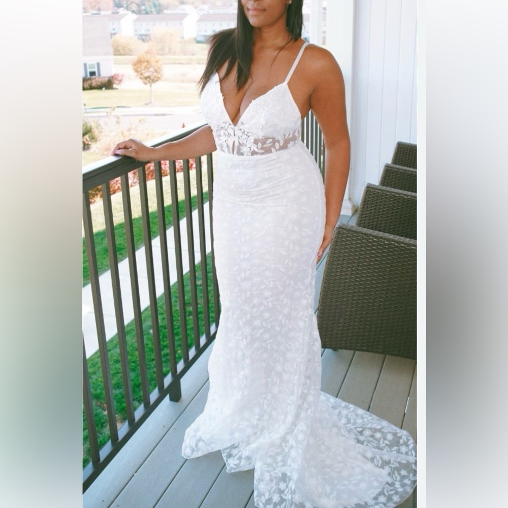 White V-Neck Intricate Lace Design Backless Floor-Length-Dress Wedding/Prom S